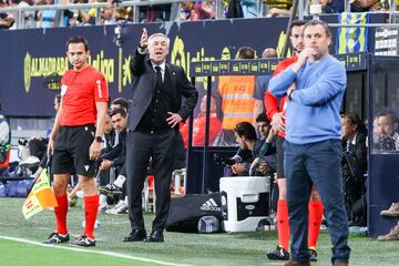 Carlo Ancelotti, entrenador del Real Madrid, da instrucciones a sus jugadores.