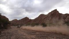 BAS38. CHILECITO (ARGENTINA) 18/01/2018.- Los participantes espa&ntilde;oles Carlos Sainz y Lucas Cruz de Peugeot compiten durante la duod&eacute;cima etapa del Dakar 2018, que se corre hoy, jueves 18 de enero de 2018, entre Chilecito y San Juan (Argentina). EFE/David Fern&aacute;ndez