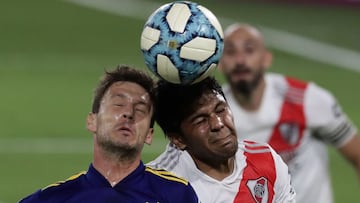 Buenos Aires (Argentina), 02/01/2021.- Franco Soldano (L) of Boca Juniors in action against Robert Rojas (R) of River Plate during a Group A Diego Armando Maradona Cup soccer match between Boca Juniors and River Plate, at 'La Bombonera' Stadium, in Buenos Aires, Argentina, 02 January 2021. EFE/EPA/Alejandro Pagni / POOL