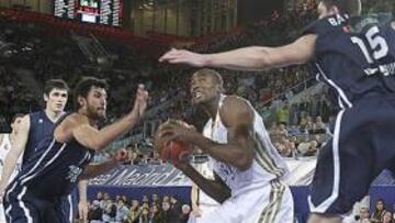 <b>FALTA DE RITMO. </b>A Serge Ibaka le está costando encontrar su sitio en un Real Madrid lanzado. Ayer jugó ocho minutos.
