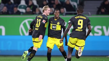 Los futbolistas del Borussia celebran su gol ante el Wolfsburgo.