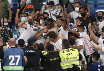 Vinicius anotó el 3-2. Celebración con los seguidores.