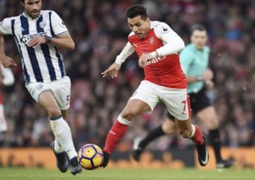 AND01 LONDRES (REINO UNIDO), 26/12/2016.- Alexis Sanchez (d), del Arsenal, pelea por el balón con Claudio Yacob (i), del West Brom, durante el partido de la Premier League entre el Arsenal y el West Bromwich Albion en el estadio Emirates de Londres, Reino Unido, hoy, 26 de diciembre de 2016. 