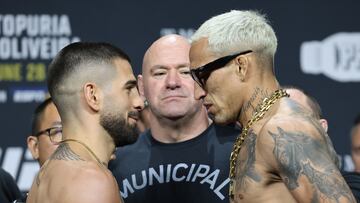 Ilia Topuria y Charles Oliveira, con Dana White en medio, en el último cara a cara.