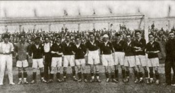 Equipación de la Selección Española durante los VII Juegos Olímpicos de Amberes en 1920. Alineación para el partido Bélgica - España.