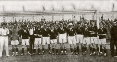 Equipación de la Selección Española durante los VII Juegos Olímpicos de Amberes en 1920. Alineación para el partido Bélgica - España.