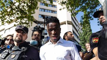 El jugador de f¨²tbol Vinicius Jr. a su salida tras declarar por los insultos racistas recibidos en Mestalla.