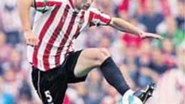 <b>POTENTE. </b>Amorebieta se adelanta a Agüero en San Mamés.