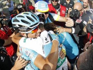 Fabio Aru vencedor de la carrera se abraza a Mikel Landa.