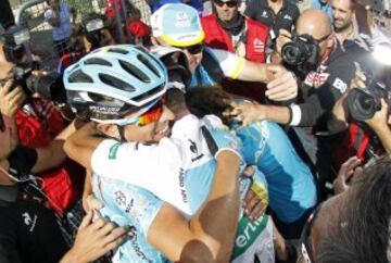 Fabio Aru vencedor de la carrera se abraza a Mikel Landa.