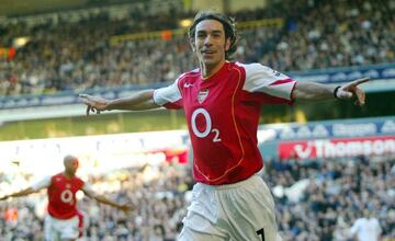 Pires celebra un gol con el Arsenal.