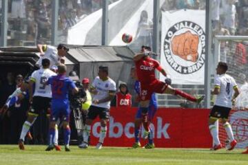 El jugador de Colo Colo Julio Barroso, izquierda  marca su gol contra Universidad de Chile durante el partido de primera division disputado en el estadio Monumental de Santiago, Chile.