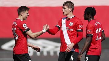 Soccer Football - Premier League - Southampton v Burnley - St Mary&#039;s Stadium, Southampton, Britain - April 4, 2021 Southampton&#039;s Jan Bednarek, Jannik Vestergaard and Mohammed Salisu after the match Pool via REUTERS/Andrew Boyers EDITORIAL USE ON