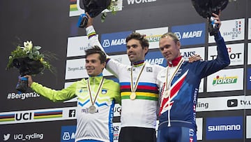 El ciclista holand&eacute;s Tom Dumoulin celebra en el podio la medalla de oro conseguida en la prueba individual masculina de la contrarreloj de los Mundiales de Bergen junto al esloveno Primoz Roglic, plata, y al brit&aacute;nico Chris Froome, bronce.