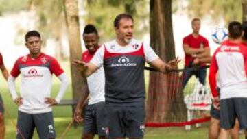 Gustavo Matosas durante un entrenamiento con sus jugadores.