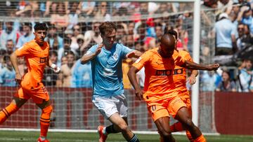 Vigo (Pontevedra), 26/05/2024.- El defensa franc¨¦s del Valencia Dimitri Foulquier y el delantero sueco del Celta de Vigo Williot Swedberg, durante el ¨²ltimo partido de LaLiga EA Sports en el estadio Bala¨ªdos este domingo. EFE / Salvador Sas
