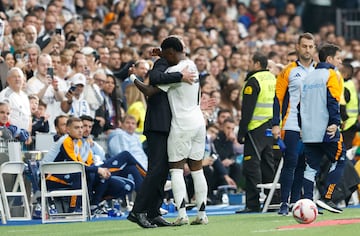 Abrazo entre Vinicius y Carlo Ancelotti tras el gol del brasileño.