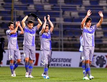 Para la Copa Sudamericana y Copa Chile, Universidad Católica jugó con una camiseta gris, con una cruz azul en el pecho.