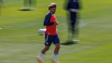 El jugador del Atlético de Madrid Antoine Griezmann durante el entrenamiento que el conjunto ha llevado a cabo este viernes en la Ciudad Deportiva de Majadahonda, Madrid.