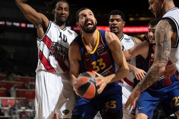 Nikola Mirotic, rodeado por tres jugadores del Armani MIlán.