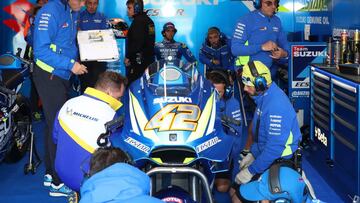 Team Suzuki Ecstar's Spanish rider Alex Rins of Team Suzuki waits for the third practice session at Phillip Island on October 27, 2018, ahead of the MotoGP Australian Grand Prix on October 28. (Photo by Glenn Nicholls / AFP) / -- IMAGE RESTRICTED TO EDITORIAL USE - STRICTLY NO COMMERCIAL USE --
