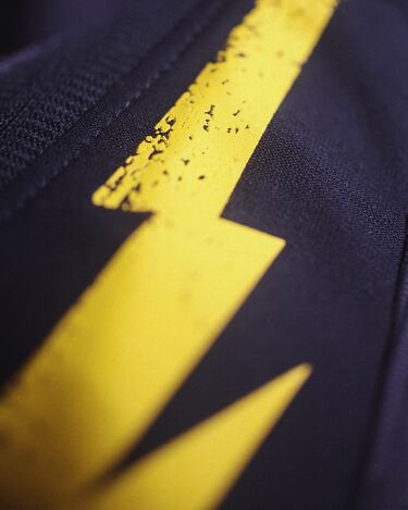 De predominante tonalidad en azul marino, su diseño incorpora además unos impactantes rayos en sus dorsales, cuyo vibrante color amarillo  otorga un toque eléctrico y distintivo. La equipación está inspirada en la banda sonora en los momentos previos a cada partido que se disputa en el Riyadh Air Metropolitano.