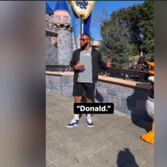 El momento de Aaron Donald en Disneyland con otro Donald