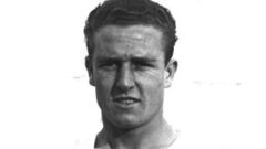 Vistió la camiseta del Sevilla desde 1934 hasta 1936. Defendió los colores del Real Madrid la temporada 1940-41.
