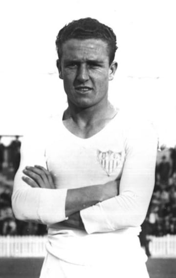 Vistió la camiseta del Sevilla desde 1934 hasta 1936. Defendió los colores del Real Madrid la temporada 1940-41.