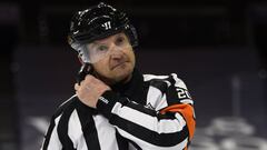 Tim Peel, referee de la NHL, fue suspendido de por vida por la liga de hockey debido a sus pol&eacute;micas palabras despu&eacute;s de se&ntilde;alar un penalti.