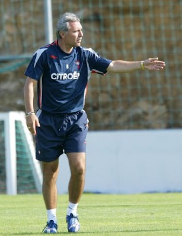 Su trayectoria como entrenador ha sido errática. En abril de 2007 fichó por el Celta de Vigo pero no pudo evitar su descenso y dimitó en octubre de ese mismo año. En junio de 2009 Mamelodi Sundowns de Sudáfrica pero presentó su dimisión en marzo de 2010. En junio de 2013 se encargó del CSKA de Sofía, dejando el club pocos meses después. Actualmente es el dueño del club.