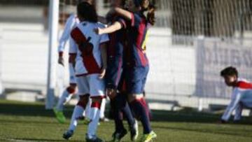 Marta Torrejón, autora del gol de la victoria azulgrana en Vallecas, es abrazada por Vicky Losada.