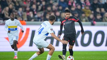 Herning (Denmark), 24/10/2024.- Royale Union SG's Charles Vanhoutte and FC Midtjylland's Dario Osorio (R) in action during the UEFA Europa League soccer match between FC Midtjylland and Royale Union SG at MCH Arena in Herning, Denmark, 24 October 2024. (Dinamarca) EFE/EPA/BO AMSTRUP DENMARK OUT