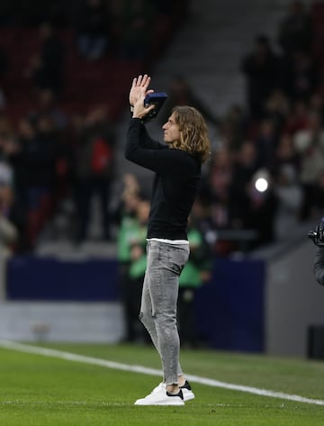 El ex jugador del Atlético de Madrid, Filipe Luis, saluda al Wanda Metropolitano durante el homenaje que ha recibido. 