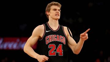 Lauri Markkanen celebra un triple durante el partido contra los New York Knicks.