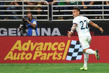 Lautaro Martínez saltó de dulce a la cancha ante México, cuando Argentina derrotó 4-0 al equipo dirigido por 'Tata' Martino.. El atacante del Inter de Milán aprovechó las carencias de la defensiva azteca y se despachó con hat-trick,el primero de su carrera con la albiceleste.