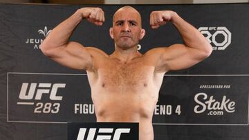 Glover Teixeira en el pesaje del UFC 283 en Brasil.