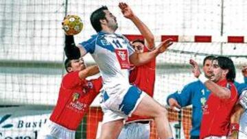 <b>DUROS. </b>Los jugadores del Pilotes presionan el tiro de Ruesga.