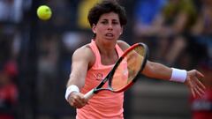 Carla Su&aacute;rez Navarro devuelve una bola ante Lauren Davis durante un partido en el Torneo de Roma.