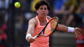 Carla Suárez Navarro devuelve una bola ante Lauren Davis durante un partido en el Torneo de Roma.