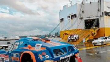 <b>CARGUERO. </b>Uno de los coches entra en el 'Gran Benelux', un barco con capacidad para 37.000 toneladas.