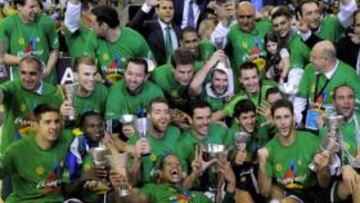 <b>FELICIDAD VERDE. </b>Plantilla, cuerpo técnico y directivos del Panathinaikos lo celebran en el Sant Jordi. Obradovic, al fondo. El MVP Diamantidis, primero por la izquierda, arriba.