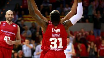 GRAF5389. ZARAGOZA, 29/04/2018.- Los jugadores del Tecnyconta Zaragoza, el base canadiense Dylan Ennis (adelante) y el escolta estadounidense Gary Neal (atrás), celebran la victoria de su equipo contra el Real Betis Energía Plus, en partido