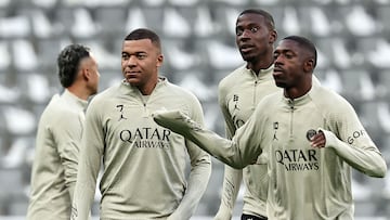 Paris Saint-Germain's French forward #07 Kylian Mbappe (L), Paris Saint-Germain's French defender #26 Nordi Mukiele (2R) and Paris Saint-Germain's French forward #10 Ousmane Dembele (R) attends a team training session at St James's Park stadium in Newcastle-upon-Tyne, north east England on October 3, 2023, on the eve of their UEFA Champions League group F football match against Newcastle United. (Photo by FRANCK FIFE / AFP)