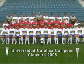 El plantel completo de Universidad Católica campeón del Torneo de Clausura 2005, junto al trofeo de la competición.