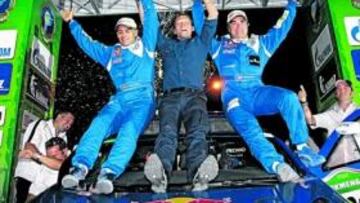 Sainz, lo celebra en el podio.