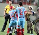 Jugadores del Arsenal argentino se pelean con la policía