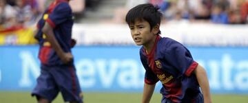 Takefusa Kubo celebra un gol con el Barcelona.