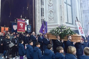 Trabajadores de la funeraria transportan los restos mortales del capitán del Fiorentina, Davide Astori, durante su funeral en Florencia. 