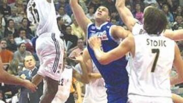 <b>DOMINADOR. </b>Gelabale (que tapona un tiro de Gabi Fernández) tuvo una actuación muy completa.